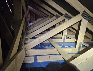 Zateplení stropu dřevostavby bungalovu pomocí foukané izolace